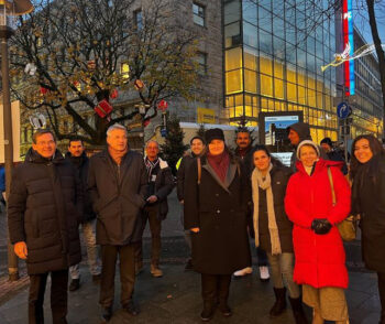 Weihnachtsmarktbesuch mit Heißgetränken bei frostigen Temperaturen